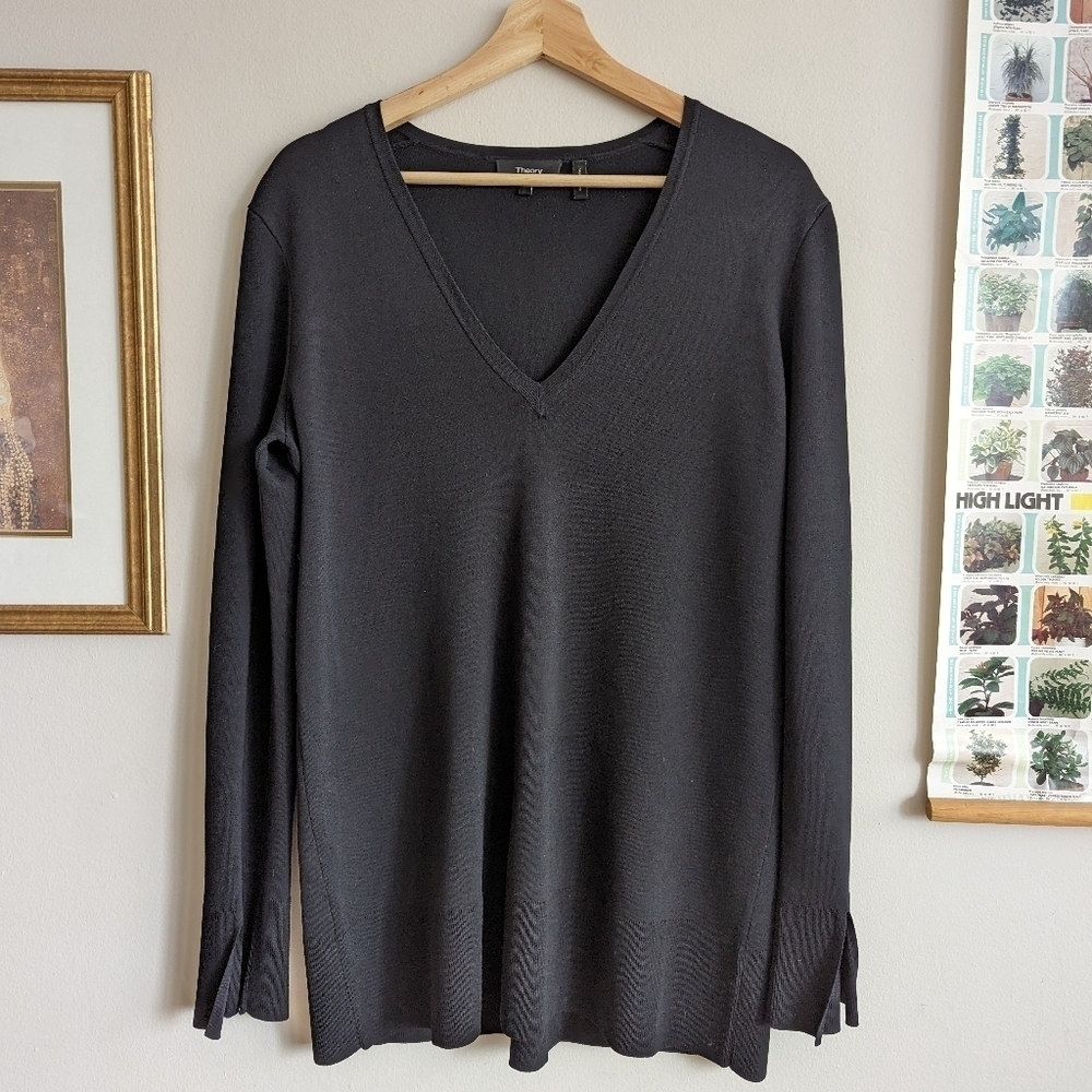 Theory Britona Lustrate Heavy Knit Crepe V-Neck Blouse in Black, size medium